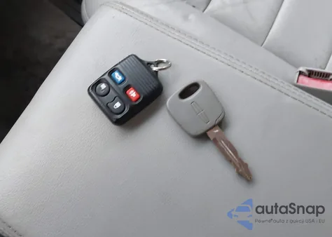 2001 Lincoln Town Car Signature from USA, damaged, VIN 1LNHM82W41Y689143